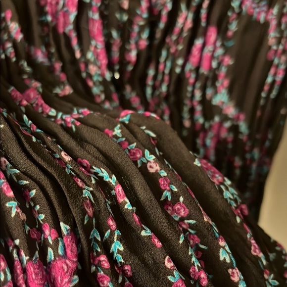 Signature by Larry Levine Ruched Bell Sleeve Black and Red Blouse - Picture 4 of 10